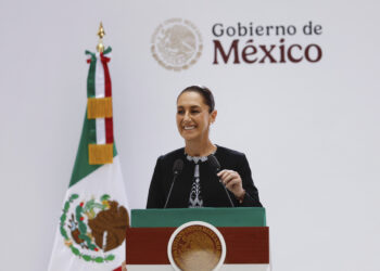 MEX1459. CIUDAD DE MÉXICO (MÉXICO), 01/09/2025.- La presidenta de México, Claudia Sheinbaum, habla durante su Primer Informe de Gobierno en el Palacio Nacional este lunes, en Ciudad de México (México). EFE/ Sáshenka Gutiérrez