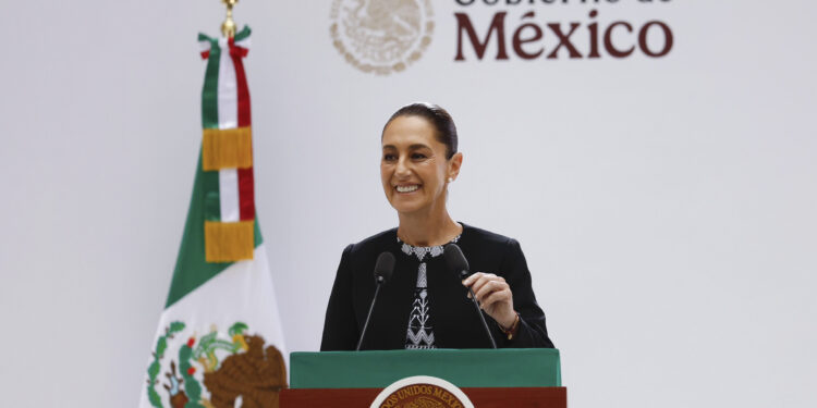 MEX1459. CIUDAD DE MÉXICO (MÉXICO), 01/09/2025.- La presidenta de México, Claudia Sheinbaum, habla durante su Primer Informe de Gobierno en el Palacio Nacional este lunes, en Ciudad de México (México). EFE/ Sáshenka Gutiérrez