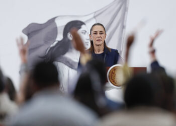 MEX3622. CIUDAD DE MÉXICO (MÉXICO), 24/09/2025.- La presidenta de México, Claudia Sheinbaum, habla durante una rueda de prensa este miércoles, en el Palacio Nacional de la Ciudad de México (México). El Gobierno de México envió una nota diplomática a Estados Unidos para pedir que se investigue la muerte de Ismael Ayala-Uribe, un mexicano de 39 años que murió en un hospital de California, mientras se hallaba bajo custodia del Servicio de Control de Inmigración y Aduanas (ICE). EFE/ Isaac Esquivel
