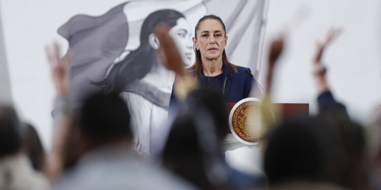 MEX3622. CIUDAD DE MÉXICO (MÉXICO), 24/09/2025.- La presidenta de México, Claudia Sheinbaum, habla durante una rueda de prensa este miércoles, en el Palacio Nacional de la Ciudad de México (México). El Gobierno de México envió una nota diplomática a Estados Unidos para pedir que se investigue la muerte de Ismael Ayala-Uribe, un mexicano de 39 años que murió en un hospital de California, mientras se hallaba bajo custodia del Servicio de Control de Inmigración y Aduanas (ICE). EFE/ Isaac Esquivel