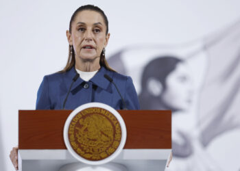 MEX1534. CIUDAD DE MÉXICO (MÉXICO), 02/09/2025.- La presidenta de México, Claudia Sheinbaum, habla durante una rueda de prensa este martes, en el Palacio Nacional de Ciudad de México (México). EFE/Sáshenka Gutiérrez