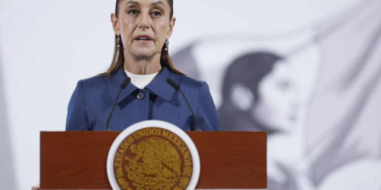 MEX1534. CIUDAD DE MÉXICO (MÉXICO), 02/09/2025.- La presidenta de México, Claudia Sheinbaum, habla durante una rueda de prensa este martes, en el Palacio Nacional de Ciudad de México (México). EFE/Sáshenka Gutiérrez