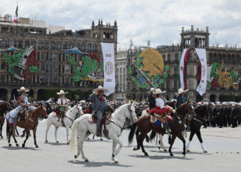 MEX2873. CIUDAD DE MÉXICO (MÉXICO), 16/09/2025.- Personas con trajes tradicionales mexicanos participan durante el desfile del 215 aniversario de la independencia de México este martes, en el Zócalo de Ciudad de México (México). Las Fuerzas Armadas exhibieron su poderío en el primer desfile militar encabezado por la presidenta Claudia Sheinbaum, en conmemoración de la independencia del país, donde se resaltó la defensa de la soberanía y el combate a la corrupción, en medio de controversias por señalamientos criminales dentro de la Marina mexicana y tensiones con Estados Unidos. EFE/José Méndez