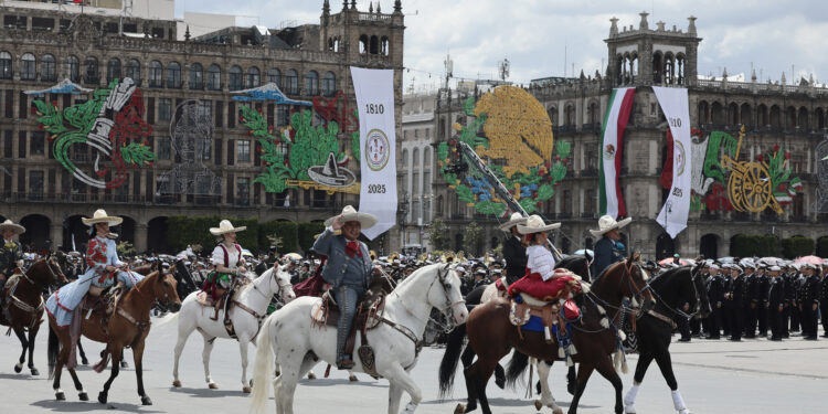 MEX2873. CIUDAD DE MÉXICO (MÉXICO), 16/09/2025.- Personas con trajes tradicionales mexicanos participan durante el desfile del 215 aniversario de la independencia de México este martes, en el Zócalo de Ciudad de México (México). Las Fuerzas Armadas exhibieron su poderío en el primer desfile militar encabezado por la presidenta Claudia Sheinbaum, en conmemoración de la independencia del país, donde se resaltó la defensa de la soberanía y el combate a la corrupción, en medio de controversias por señalamientos criminales dentro de la Marina mexicana y tensiones con Estados Unidos. EFE/José Méndez