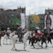 MEX2873. CIUDAD DE MÉXICO (MÉXICO), 16/09/2025.- Personas con trajes tradicionales mexicanos participan durante el desfile del 215 aniversario de la independencia de México este martes, en el Zócalo de Ciudad de México (México). Las Fuerzas Armadas exhibieron su poderío en el primer desfile militar encabezado por la presidenta Claudia Sheinbaum, en conmemoración de la independencia del país, donde se resaltó la defensa de la soberanía y el combate a la corrupción, en medio de controversias por señalamientos criminales dentro de la Marina mexicana y tensiones con Estados Unidos. EFE/José Méndez