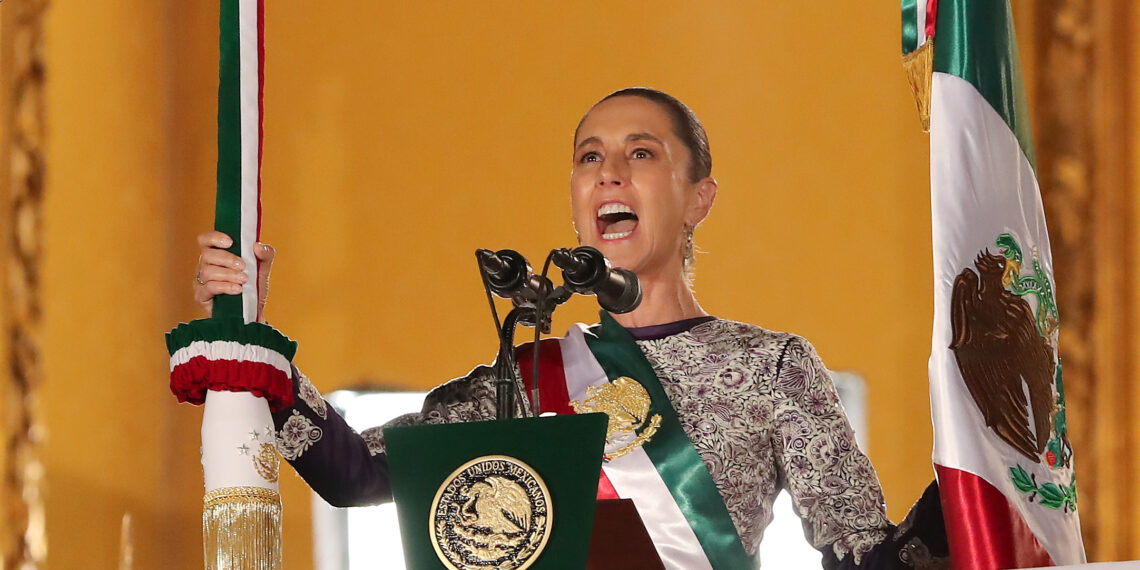 FOTODELDIA CIUDAD DE MÉXICO (MÉXICO), 15/09/2025.- La presidenta de México, Claudia Sheinbaum participa en la ceremonia por el 215 aniversario del Grito de Independencia, este lunes desde el balcón central del Palacio Nacional en Ciudad de México (México). EFE/Mario Guzmán