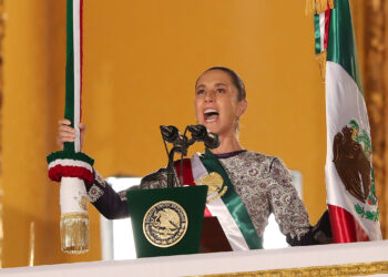 FOTODELDIA CIUDAD DE MÉXICO (MÉXICO), 15/09/2025.- La presidenta de México, Claudia Sheinbaum participa en la ceremonia por el 215 aniversario del Grito de Independencia, este lunes desde el balcón central del Palacio Nacional en Ciudad de México (México). EFE/Mario Guzmán