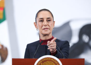 MEX6405. CIUDAD DE MÉXICO (MÉXICO), 23/10/2025.- La presidenta de México, Claudia Sheinbaum, habla durante su conferencia de prensa este jueves, en el Palacio Nacional, en Ciudad de México (México). Sheinbaum expresó su rechazo a los ataques de Estados Unidos contra embarcaciones presuntamente involucradas en el tráfico de drogas fuera de su territorio y reafirmó que México actuará siempre conforme al derecho internacional y la defensa de su soberanía. EFE/Mario Guzmán