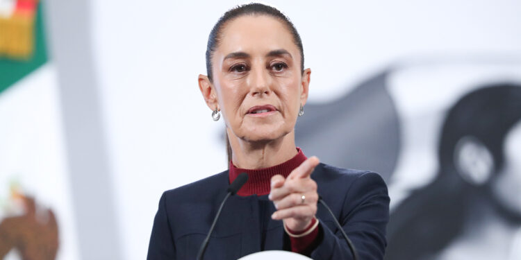 MEX6405. CIUDAD DE MÉXICO (MÉXICO), 23/10/2025.- La presidenta de México, Claudia Sheinbaum, habla durante su conferencia de prensa este jueves, en el Palacio Nacional, en Ciudad de México (México). Sheinbaum expresó su rechazo a los ataques de Estados Unidos contra embarcaciones presuntamente involucradas en el tráfico de drogas fuera de su territorio y reafirmó que México actuará siempre conforme al derecho internacional y la defensa de su soberanía. EFE/Mario Guzmán