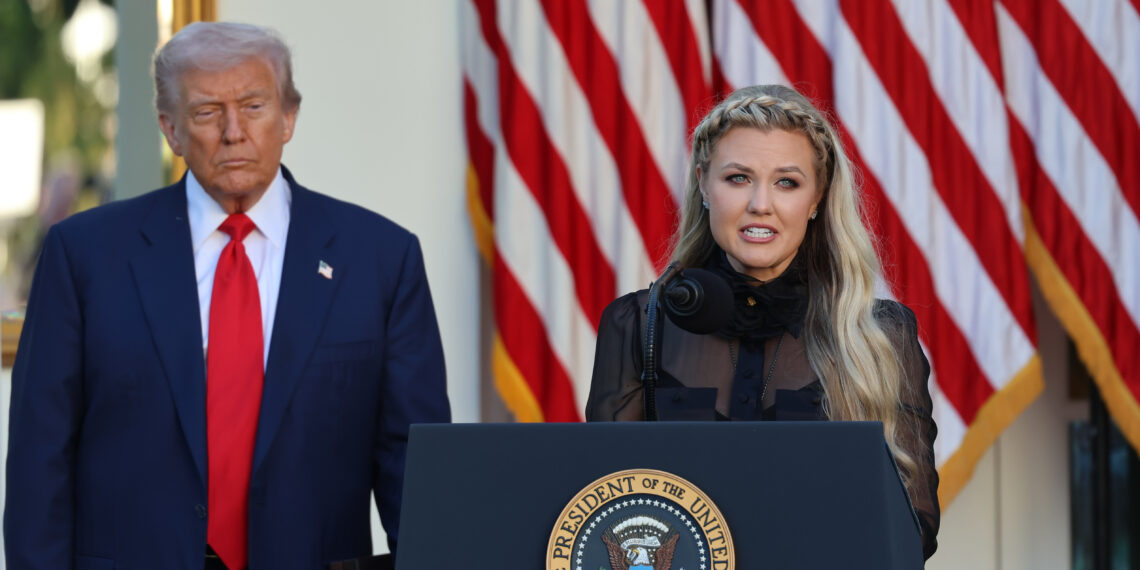AME8018. WASHINGTON (ESTADOS UNIDOS), 14/10/2025.- La viuda de Charlie Kirk, Erika Kirk, habla durante el recibimiento de la Medalla Presidencial de la Libertad de manera póstuma al asesinado activista conservador Charlie Kirk este martes, en Washington (Estados Unidos). EFE/ Octavio Guzmán