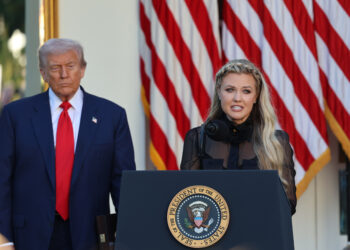 AME8018. WASHINGTON (ESTADOS UNIDOS), 14/10/2025.- La viuda de Charlie Kirk, Erika Kirk, habla durante el recibimiento de la Medalla Presidencial de la Libertad de manera póstuma al asesinado activista conservador Charlie Kirk este martes, en Washington (Estados Unidos). EFE/ Octavio Guzmán