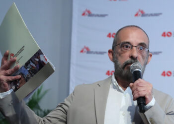 MEX5609. CIUDAD DE MÉXICO (MÉXICO), 14/10/2025.- El director ejecutivo Médicos Sin Fronteras (MSF) México y Centroamérica, José Luis Michelena, habla durante una rueda de prensa este martes, en Ciudad de México (México). La organización humanitaria internacional MSF celebró 40 años de presencia en México ante unos retos enfocados en la emergencia climatológica, la violencia y la salud mental de las personas afectadas por estas situaciones. EFE/ Mario Guzmán