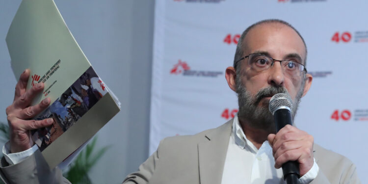 MEX5609. CIUDAD DE MÉXICO (MÉXICO), 14/10/2025.- El director ejecutivo Médicos Sin Fronteras (MSF) México y Centroamérica, José Luis Michelena, habla durante una rueda de prensa este martes, en Ciudad de México (México). La organización humanitaria internacional MSF celebró 40 años de presencia en México ante unos retos enfocados en la emergencia climatológica, la violencia y la salud mental de las personas afectadas por estas situaciones. EFE/ Mario Guzmán