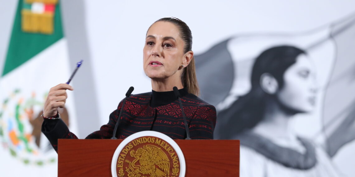 MEX5231. CIUDAD DE MÉXICO (MÉXICO), 09/10/2025.- La presidenta de México Claudia Sheinbaum, habla durante una rueda de prensa este jueves en Palacio Nacional de la Ciudad de México (México). Sheinbaum señaló que "no tiene sustento" la preocupación de la iniciativa privada acerca del Impuesto Especial sobre Producción y Servicios (IEPS) a bebidas azucaradas y recordó que su gobierno busca que se consuman menos porque provocan daños a la salud. EFE/Mario Guzmán