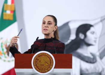 MEX5231. CIUDAD DE MÉXICO (MÉXICO), 09/10/2025.- La presidenta de México Claudia Sheinbaum, habla durante una rueda de prensa este jueves en Palacio Nacional de la Ciudad de México (México). Sheinbaum señaló que "no tiene sustento" la preocupación de la iniciativa privada acerca del Impuesto Especial sobre Producción y Servicios (IEPS) a bebidas azucaradas y recordó que su gobierno busca que se consuman menos porque provocan daños a la salud. EFE/Mario Guzmán