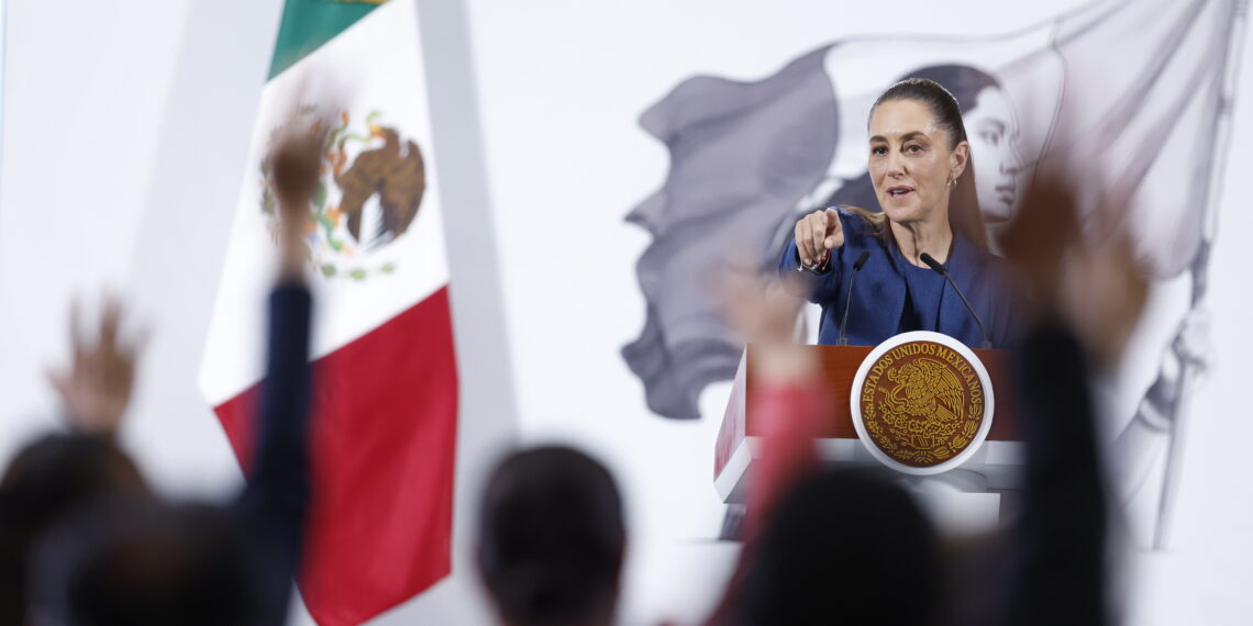 MEX4304. CIUDAD DE MÉXICO (MÉXICO), 01/10/2025.- La presidenta de México, Claudia Sheinbaum, habla durante una rueda de prensa este miércoles, en el Palacio Nacional de la Ciudad de México (México). Sheinbaum celebró escuetamente su primer aniversario al frente del país, al celebrar una aprobación ciudadana de más del 70 %, según encuestas, y destacar que su principal compromiso es cumplirle al pueblo y mantener la convicción. EFE/Sáshenka Gutiérrez