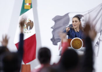 MEX4304. CIUDAD DE MÉXICO (MÉXICO), 01/10/2025.- La presidenta de México, Claudia Sheinbaum, habla durante una rueda de prensa este miércoles, en el Palacio Nacional de la Ciudad de México (México). Sheinbaum celebró escuetamente su primer aniversario al frente del país, al celebrar una aprobación ciudadana de más del 70 %, según encuestas, y destacar que su principal compromiso es cumplirle al pueblo y mantener la convicción. EFE/Sáshenka Gutiérrez