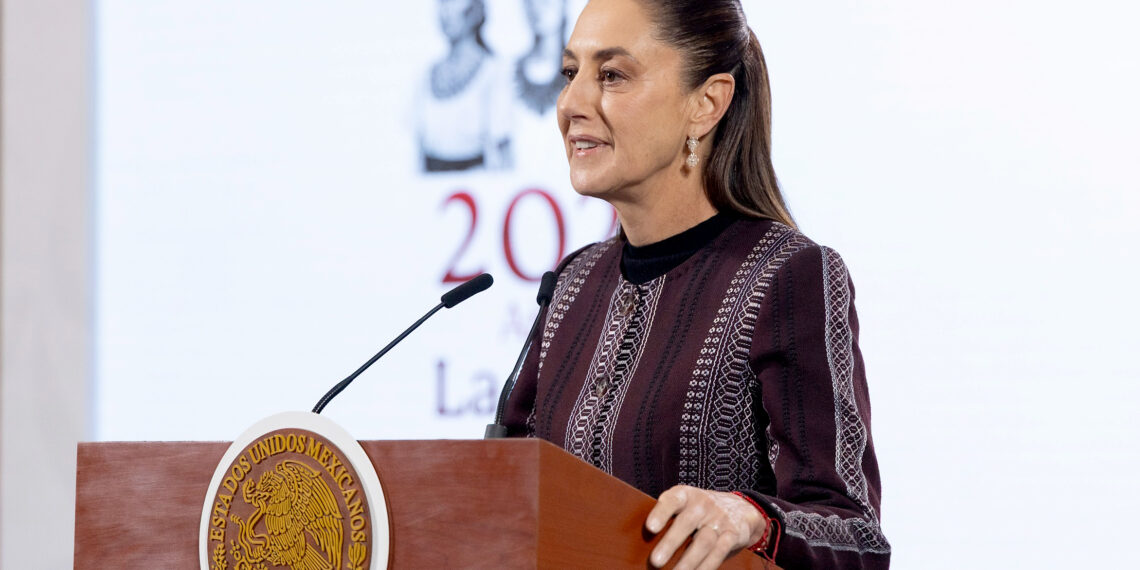 MEX6591. CIUDAD DE MÉXICO (MÉXICO), 24/10/2025.- Fotografía cedida este viernes por la Presidencia de México, de la mandataria Claudia Sheinbaum, durante una rueda de prensa en Palacio Nacional de la Ciudad de México (México). Sheinbaum aseguró que las negociaciones comerciales con Estados Unidos van "muy adelantadas", a la vez que evitó comentar el súbito anuncio del mandatario estadounidense, Donald Trump, de suspender las negociaciones comerciales con Ottawa por una cuña publicitaria canadiense que criticaba los aranceles con palabras del expresidente Ronald Reagan (1981-1989). EFE/Presidencia de México/SOLO USO EDOTORIAL/NO VENTAS/SOLO DISPONIBLE PARA ILUSTRAR LA NOTICIA QUE ACOMPAÑA(CRÉDITO OBLIGATORIO)