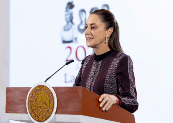 MEX6591. CIUDAD DE MÉXICO (MÉXICO), 24/10/2025.- Fotografía cedida este viernes por la Presidencia de México, de la mandataria Claudia Sheinbaum, durante una rueda de prensa en Palacio Nacional de la Ciudad de México (México). Sheinbaum aseguró que las negociaciones comerciales con Estados Unidos van "muy adelantadas", a la vez que evitó comentar el súbito anuncio del mandatario estadounidense, Donald Trump, de suspender las negociaciones comerciales con Ottawa por una cuña publicitaria canadiense que criticaba los aranceles con palabras del expresidente Ronald Reagan (1981-1989). EFE/Presidencia de México/SOLO USO EDOTORIAL/NO VENTAS/SOLO DISPONIBLE PARA ILUSTRAR LA NOTICIA QUE ACOMPAÑA(CRÉDITO OBLIGATORIO)
