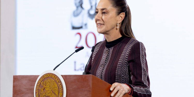 MEX6591. CIUDAD DE MÉXICO (MÉXICO), 24/10/2025.- Fotografía cedida este viernes por la Presidencia de México, de la mandataria Claudia Sheinbaum, durante una rueda de prensa en Palacio Nacional de la Ciudad de México (México). Sheinbaum aseguró que las negociaciones comerciales con Estados Unidos van "muy adelantadas", a la vez que evitó comentar el súbito anuncio del mandatario estadounidense, Donald Trump, de suspender las negociaciones comerciales con Ottawa por una cuña publicitaria canadiense que criticaba los aranceles con palabras del expresidente Ronald Reagan (1981-1989). EFE/Presidencia de México/SOLO USO EDOTORIAL/NO VENTAS/SOLO DISPONIBLE PARA ILUSTRAR LA NOTICIA QUE ACOMPAÑA(CRÉDITO OBLIGATORIO)
