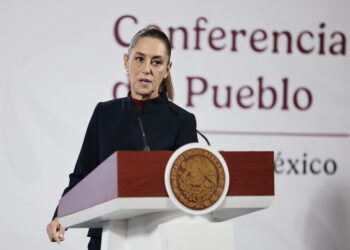 MEX5574. CIUDAD DE MÉXICO (MÉXICO), 14/10/2025.- La presidenta de México, Claudia Sheinbaum, habla durante su rueda de prensa diaria este martes, en Palacio Nacional de la Ciudad de México (México). EFE/José Méndez
