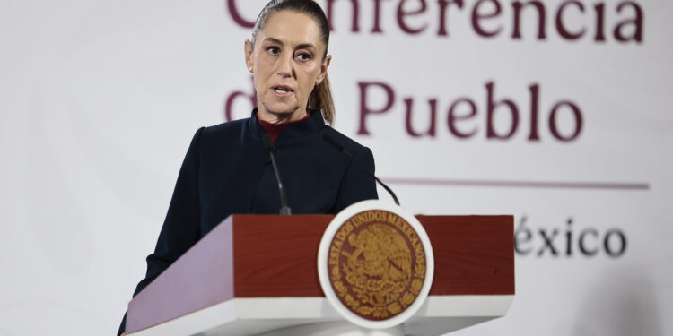 MEX5574. CIUDAD DE MÉXICO (MÉXICO), 14/10/2025.- La presidenta de México, Claudia Sheinbaum, habla durante su rueda de prensa diaria este martes, en Palacio Nacional de la Ciudad de México (México). EFE/José Méndez