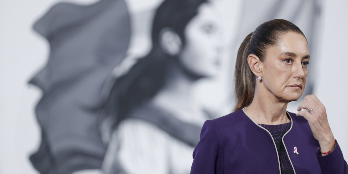 MEX6216. CIUDAD DE MÉXICO (MÉXICO), 21/10/2025.- La presidenta de México, Claudia Sheinbaum, habla en una rueda de prensa este martes, en el Palacio Nacional, en la Ciudad de México (México). Sheinbaum aseguró que tiene que haber justicia por el asesinato de Bernardo Bravo, presidente de la Asociación de citricultores del Valle de Apatzingán, en Michoacán (occidente), quien murió el lunes tras haber recibido diversas amenazas. EFE/ Isaac Esquivel