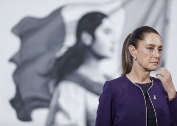 MEX6216. CIUDAD DE MÉXICO (MÉXICO), 21/10/2025.- La presidenta de México, Claudia Sheinbaum, habla en una rueda de prensa este martes, en el Palacio Nacional, en la Ciudad de México (México). Sheinbaum aseguró que tiene que haber justicia por el asesinato de Bernardo Bravo, presidente de la Asociación de citricultores del Valle de Apatzingán, en Michoacán (occidente), quien murió el lunes tras haber recibido diversas amenazas. EFE/ Isaac Esquivel