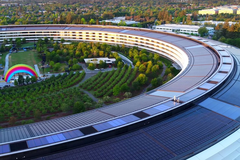 Apple supera cuatro billones de capitalización en bolsa, la tercera empresa en lograrlo