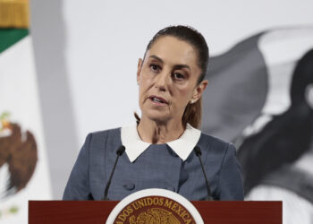 MEX5681. CIUDAD DE MÉXICO (MÉXICO),15/10/2025.- La presidenta de México, Claudia Sheinbaum, habla durante una rueda de prensa este miércoles, en Palacio Nacional de la Ciudad de México (México). Sheinbaum confirmó que el número de muertos a causa de las lluvias e inundaciones registradas en distintos estados del centro del país ascendió a 66, mientras el Gobierno federal activa puentes aéreos y prioriza la atención en 191 comunidades aisladas. EFE/José Méndez