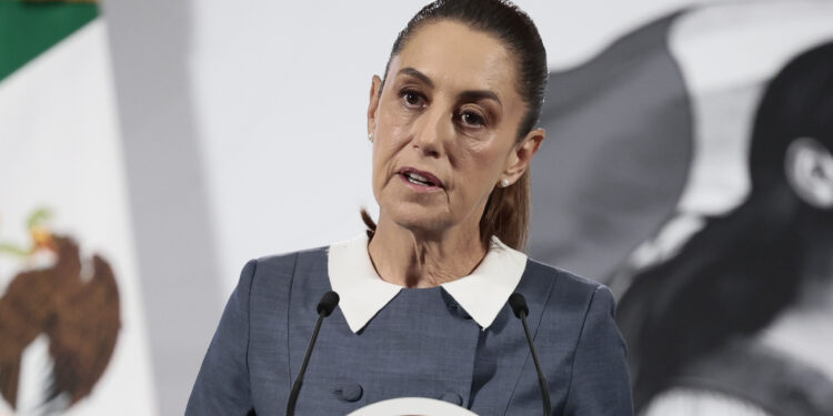 MEX5681. CIUDAD DE MÉXICO (MÉXICO),15/10/2025.- La presidenta de México, Claudia Sheinbaum, habla durante una rueda de prensa este miércoles, en Palacio Nacional de la Ciudad de México (México). Sheinbaum confirmó que el número de muertos a causa de las lluvias e inundaciones registradas en distintos estados del centro del país ascendió a 66, mientras el Gobierno federal activa puentes aéreos y prioriza la atención en 191 comunidades aisladas. EFE/José Méndez