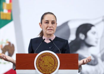 MEX6965. CIUDAD DE MÉXICO (MÉXICO), 29/10/2025.- La presidenta de México, Claudia Sheinbaum, habla durante una rueda de prensa este miércoles en Palacio Nacional de la Ciudad de México (México). Sheinbaum expresó su rechazo al anuncio del Departamento de Transporte de Estados Unidos que revocó rutas de aerolíneas mexicanas desde el Aeropuerto Internacional Felipe Ángeles (AIFA) hacia territorio estadounidense y aseguró que no hay razón para esta decisión. EFE/Mario Guzmán