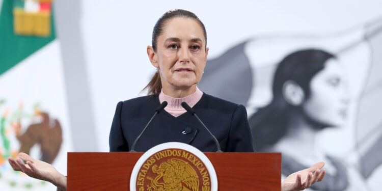 MEX6965. CIUDAD DE MÉXICO (MÉXICO), 29/10/2025.- La presidenta de México, Claudia Sheinbaum, habla durante una rueda de prensa este miércoles en Palacio Nacional de la Ciudad de México (México). Sheinbaum expresó su rechazo al anuncio del Departamento de Transporte de Estados Unidos que revocó rutas de aerolíneas mexicanas desde el Aeropuerto Internacional Felipe Ángeles (AIFA) hacia territorio estadounidense y aseguró que no hay razón para esta decisión. EFE/Mario Guzmán