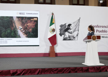 MEX5681. CIUDAD DE MÉXICO (MÉXICO),15/10/2025.- La presidenta de México, Claudia Sheinbaum, habla durante una rueda de prensa este miércoles, en Palacio Nacional de la Ciudad de México (México). Sheinbaum confirmó que el número de muertos a causa de las lluvias e inundaciones registradas en distintos estados del centro del país ascendió a 66, mientras el Gobierno federal activa puentes aéreos y prioriza la atención en 191 comunidades aisladas. EFE/José Méndez