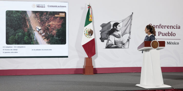 MEX5681. CIUDAD DE MÉXICO (MÉXICO),15/10/2025.- La presidenta de México, Claudia Sheinbaum, habla durante una rueda de prensa este miércoles, en Palacio Nacional de la Ciudad de México (México). Sheinbaum confirmó que el número de muertos a causa de las lluvias e inundaciones registradas en distintos estados del centro del país ascendió a 66, mientras el Gobierno federal activa puentes aéreos y prioriza la atención en 191 comunidades aisladas. EFE/José Méndez