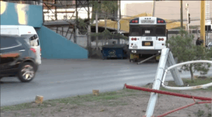 Conductor de camión se queda dormido y choca contra poste en la Rafael Pérez Serna. Noticias en tiempo real