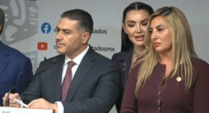 Diputadas de Morena protagonizan empujones por aparecer junto a Omar García Harfuch. Noticias en tiempo real