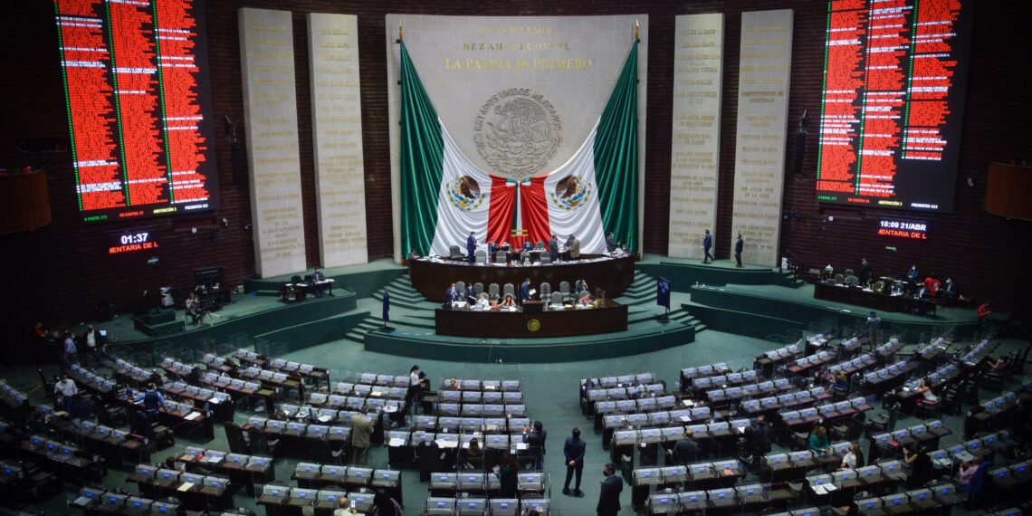CIUDAD DE MÉXICO, 20ABRIL2021.- Sesión semipresencial ordinaria del Tercer Año de Ejercicio de la LXIV Legislatura de la Cámara de Diputados en la que se somete a discusión el Proyecto de Decreto por el que se reforma al artículo décimo tercero transitorio de la Ley de Hidrocarburos, y diversos dictámenes de las comisiones de salud; trabajo y previsión social. 
FOTO: MARIO JASSO/CUARTOSCURO.COM