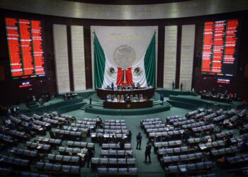 CIUDAD DE MÉXICO, 20ABRIL2021.- Sesión semipresencial ordinaria del Tercer Año de Ejercicio de la LXIV Legislatura de la Cámara de Diputados en la que se somete a discusión el Proyecto de Decreto por el que se reforma al artículo décimo tercero transitorio de la Ley de Hidrocarburos, y diversos dictámenes de las comisiones de salud; trabajo y previsión social. 
FOTO: MARIO JASSO/CUARTOSCURO.COM