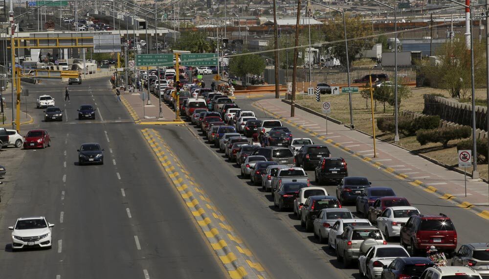 A general view shows vehicles queued to cross the Cordova-Americas international border crossing bridge in Ciudad Juarez, Mexico March 29, 2019. REUTERS/Jose Luis Gonzalez - RC1544CD2730