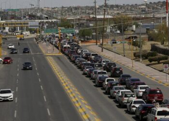 A general view shows vehicles queued to cross the Cordova-Americas international border crossing bridge in Ciudad Juarez, Mexico March 29, 2019. REUTERS/Jose Luis Gonzalez - RC1544CD2730