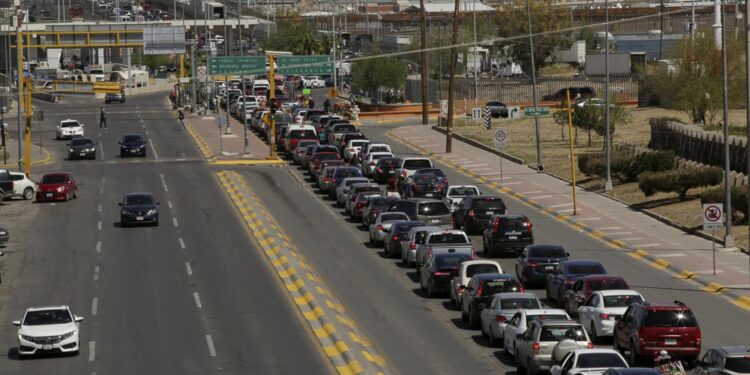 A general view shows vehicles queued to cross the Cordova-Americas international border crossing bridge in Ciudad Juarez, Mexico March 29, 2019. REUTERS/Jose Luis Gonzalez - RC1544CD2730