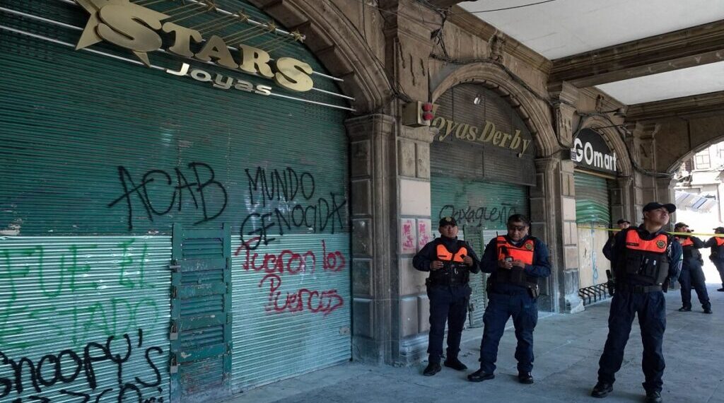 CIUDAD DE MÉXICO 03OCTUBRE2025.- Más de 24 locales joyeros resultaron saqueados, durante la protesta conmemorativa al 2 de octubre. En este sentido parte de los locatarios realizaron una conferencia en donde exigen una actualización inmediata del gobierno.
FOTO:ROGELIO MORALES /CUARTOSCURO.COM