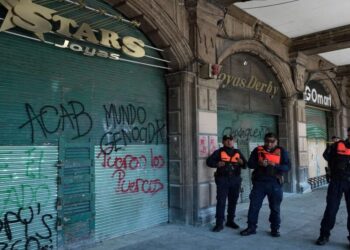 CIUDAD DE MÉXICO 03OCTUBRE2025.- Más de 24 locales joyeros resultaron saqueados, durante la protesta conmemorativa al 2 de octubre. En este sentido parte de los locatarios realizaron una conferencia en donde exigen una actualización inmediata del gobierno.
FOTO:ROGELIO MORALES /CUARTOSCURO.COM