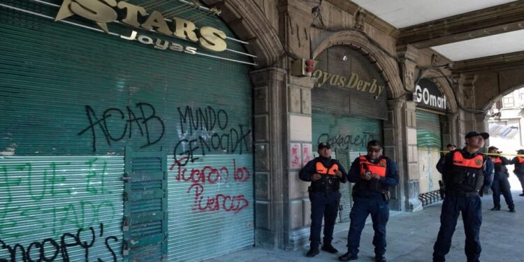 CIUDAD DE MÉXICO 03OCTUBRE2025.- Más de 24 locales joyeros resultaron saqueados, durante la protesta conmemorativa al 2 de octubre. En este sentido parte de los locatarios realizaron una conferencia en donde exigen una actualización inmediata del gobierno.
FOTO:ROGELIO MORALES /CUARTOSCURO.COM