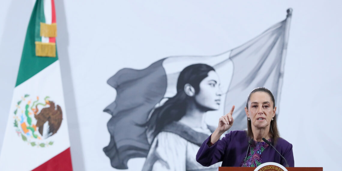 MEX7092. CIUDAD DE MÉXICO (MÉXICO), 30/10/2025.- La presidenta de México, Claudia Sheinbaum, habla durante una rueda de prensa este jueves en Palacio Nacional de la Ciudad de México (México). Sheinbaum confirmó que el próximo 7 de noviembre su homólogo francés, Emmanuel Macron, visitará el país en la que ambos mandatarios sostendrán un breve encuentro centrado en temas culturales, económicos y diplomáticos. EFE/Mario Guzmán