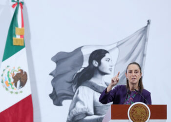 MEX7092. CIUDAD DE MÉXICO (MÉXICO), 30/10/2025.- La presidenta de México, Claudia Sheinbaum, habla durante una rueda de prensa este jueves en Palacio Nacional de la Ciudad de México (México). Sheinbaum confirmó que el próximo 7 de noviembre su homólogo francés, Emmanuel Macron, visitará el país en la que ambos mandatarios sostendrán un breve encuentro centrado en temas culturales, económicos y diplomáticos. EFE/Mario Guzmán