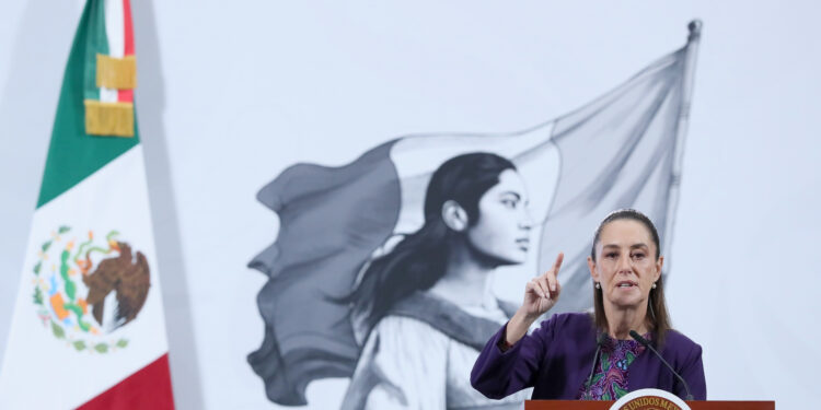 MEX7092. CIUDAD DE MÉXICO (MÉXICO), 30/10/2025.- La presidenta de México, Claudia Sheinbaum, habla durante una rueda de prensa este jueves en Palacio Nacional de la Ciudad de México (México). Sheinbaum confirmó que el próximo 7 de noviembre su homólogo francés, Emmanuel Macron, visitará el país en la que ambos mandatarios sostendrán un breve encuentro centrado en temas culturales, económicos y diplomáticos. EFE/Mario Guzmán