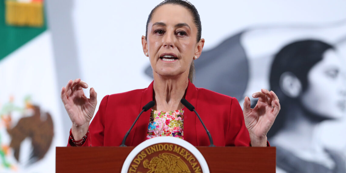 MEX6721. CIUDAD DE MÉXICO (MÉXICO), 27/10/2025.- La presidenta de México, Claudia Sheinbaum, habla durante su conferencia de prensa matutina este lunes, en Palacio Nacional de la Ciudad de México (México). Sheinbaum confirmó que el fin de semana sostuvo una llamada con su homólogo estadounidense, Donald Trump para establecer otra prórroga de semanas para la negociación comercial, y aseguró que están cerca de resolver las barreras no arancelarias. EFE/ Mario Guzmán