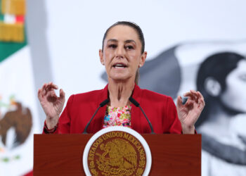MEX6721. CIUDAD DE MÉXICO (MÉXICO), 27/10/2025.- La presidenta de México, Claudia Sheinbaum, habla durante su conferencia de prensa matutina este lunes, en Palacio Nacional de la Ciudad de México (México). Sheinbaum confirmó que el fin de semana sostuvo una llamada con su homólogo estadounidense, Donald Trump para establecer otra prórroga de semanas para la negociación comercial, y aseguró que están cerca de resolver las barreras no arancelarias. EFE/ Mario Guzmán